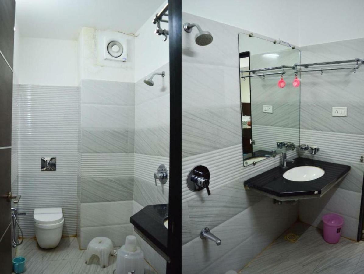 Hotel Maheshwari Avenue Ujjain Bagian luar foto